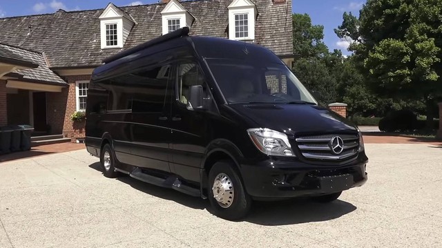Trông thế này thôi nhưng chiếc Mercedes-Benz Sprinter này có cả phòng tắm lẫn nhà bếp