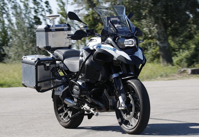 BMW Motorrad tự lái: Chẳng ai mua mô tô về để ngồi không - Ảnh 2.