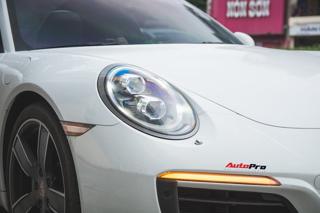 Thêm nửa tỷ đồng phụ kiện, Porsche 911 Carrera màu trắng chính hãng đầu tiên tại Hà Nội khoe dáng trên phố - Ảnh 5.