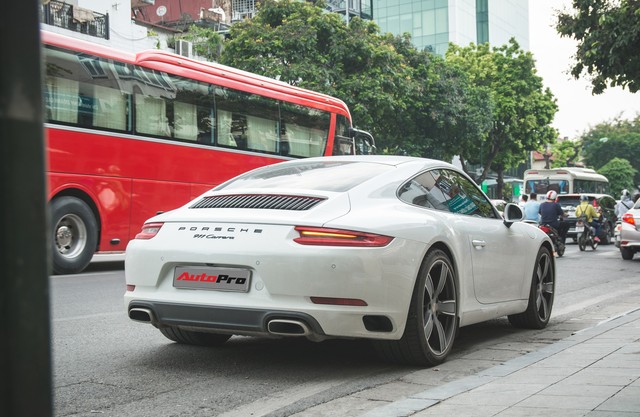 Thêm nửa tỷ đồng phụ kiện, Porsche 911 Carrera màu trắng chính hãng đầu tiên tại Hà Nội khoe dáng trên phố - Ảnh 9.