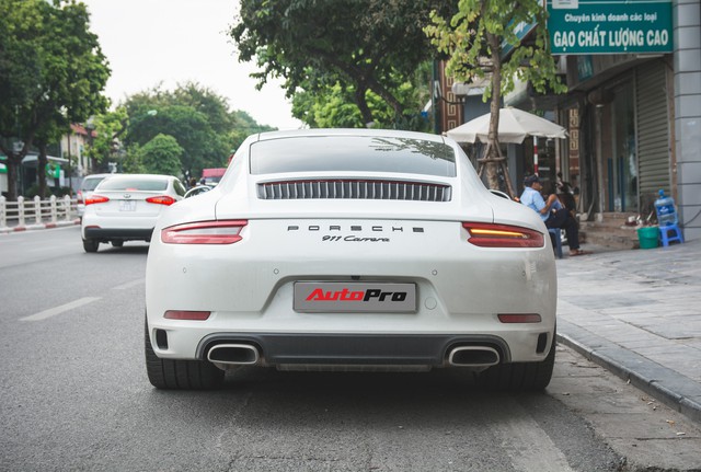Thêm nửa tỷ đồng phụ kiện, Porsche 911 Carrera màu trắng chính hãng đầu tiên tại Hà Nội khoe dáng trên phố - Ảnh 11.