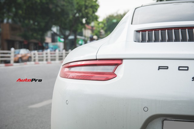 Thêm nửa tỷ đồng phụ kiện, Porsche 911 Carrera màu trắng chính hãng đầu tiên tại Hà Nội khoe dáng trên phố - Ảnh 14.