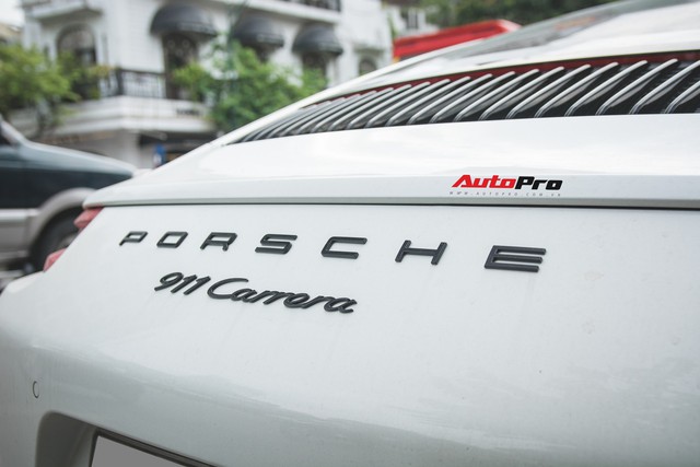 Thêm nửa tỷ đồng phụ kiện, Porsche 911 Carrera màu trắng chính hãng đầu tiên tại Hà Nội khoe dáng trên phố - Ảnh 12.