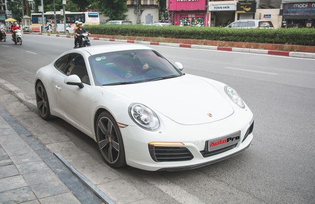 Thêm nửa tỷ đồng phụ kiện, Porsche 911 Carrera màu trắng chính hãng đầu tiên tại Hà Nội khoe dáng trên phố - Ảnh 2.