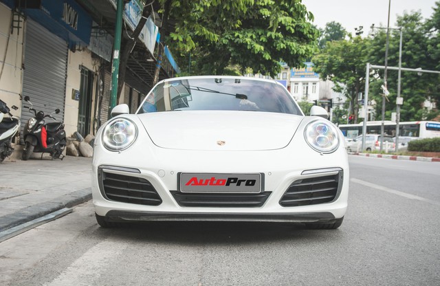 Thêm nửa tỷ đồng phụ kiện, Porsche 911 Carrera màu trắng chính hãng đầu tiên tại Hà Nội khoe dáng trên phố - Ảnh 3.