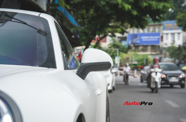 Thêm nửa tỷ đồng phụ kiện, Porsche 911 Carrera màu trắng chính hãng đầu tiên tại Hà Nội khoe dáng trên phố - Ảnh 7.