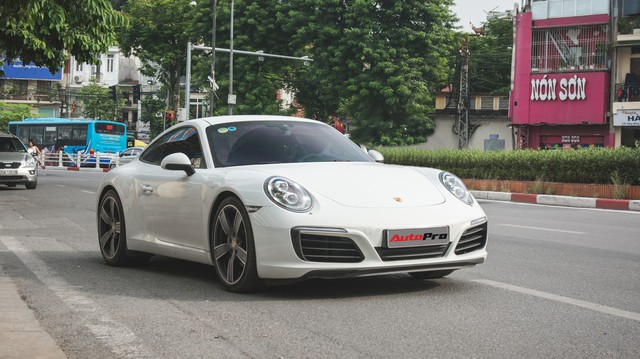Thêm nửa tỷ đồng phụ kiện, Porsche 911 Carrera màu trắng chính hãng đầu tiên tại Hà Nội khoe dáng trên phố
