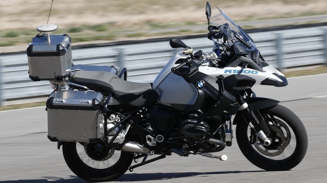 BMW Motorrad tự lái: Chẳng ai mua mô tô về để ngồi không
