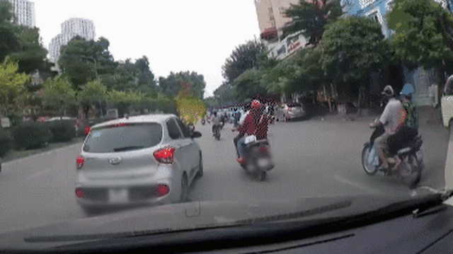Pha đánh lái của tài xế khiến dân mạng lao vào cuộc tranh cãi: Cẩu thả hay cố ý?