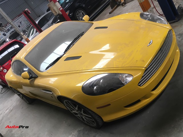 Aston Martin DB9 màu vàng độc nhất Việt Nam bị chủ nhân bỏ mặc, nằm phủ bụi tại garage - Ảnh 2.