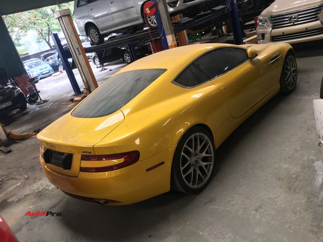 Aston Martin DB9 màu vàng độc nhất Việt Nam bị chủ nhân bỏ mặc, nằm phủ bụi tại garage - Ảnh 4.
