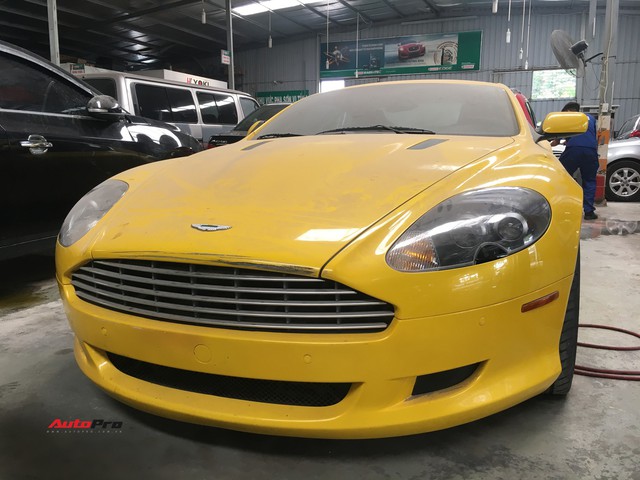 Aston Martin DB9 màu vàng độc nhất Việt Nam bị chủ nhân bỏ mặc, nằm phủ bụi tại garage - Ảnh 1.