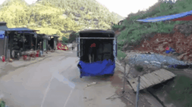 Clip: Khung cảnh yên tĩnh bỗng biến mất chỉ sau 2 giây đầy ám ảnh