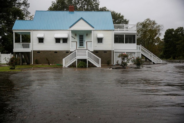 Thành phố hóa thành sông sau siêu bão Florence - Ảnh 1.