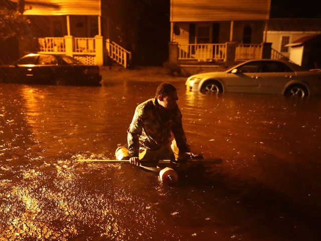 Thành phố hóa thành sông sau siêu bão Florence - Ảnh 2. Thành phố hóa thành sông sau siêu bão Florence - Ảnh 2.