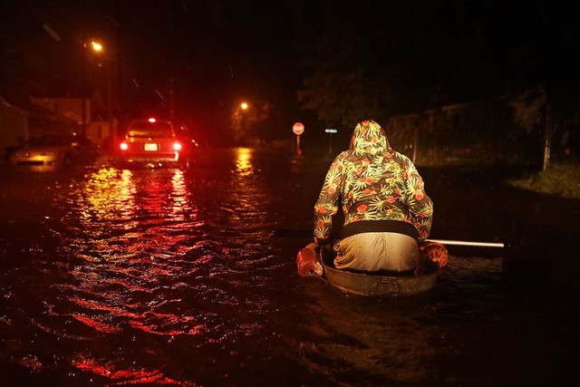 Thành phố hóa thành sông sau siêu bão Florence - Ảnh 3.