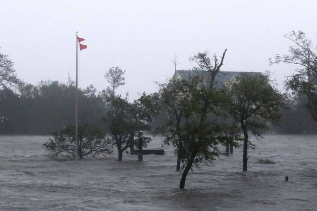 Thành phố hóa thành sông sau siêu bão Florence - Ảnh 5. Thành phố hóa thành sông sau siêu bão Florence - Ảnh 5.