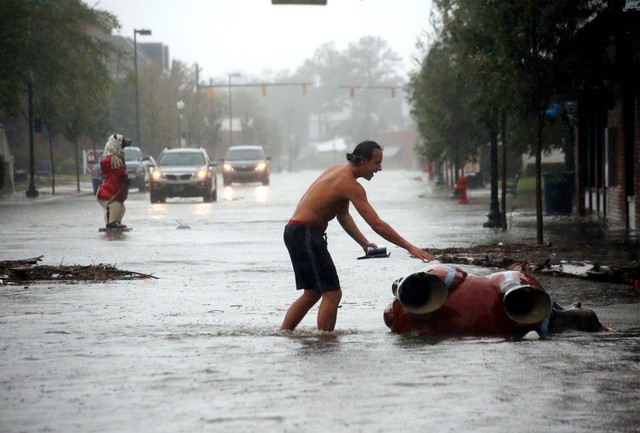 Thành phố hóa thành sông sau siêu bão Florence - Ảnh 6.