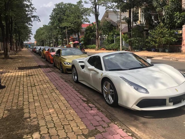 Dân chơi Bình Phước tậu siêu xe Ferrari 488 Spider màu trắng độc nhất Việt Nam - Ảnh 6.