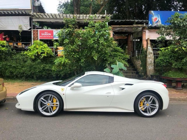 Dân chơi Bình Phước tậu siêu xe Ferrari 488 Spider màu trắng độc nhất Việt Nam - Ảnh 8.