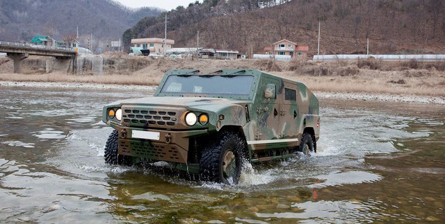 Không thua kém Toyota hay Lamborghini, Kia cũng từng có mẫu SUV quân đội hầm hố như thế này đây - Ảnh 1.
