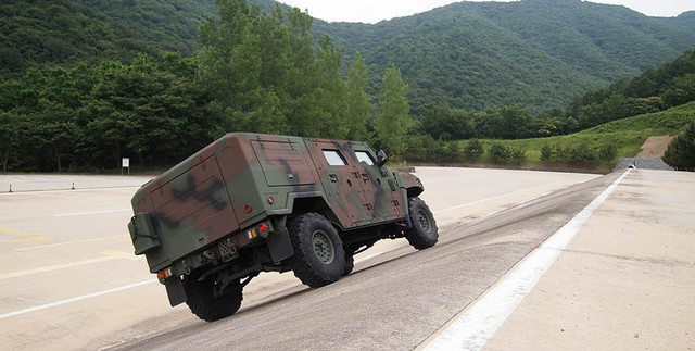 Không thua kém Toyota hay Lamborghini, Kia cũng từng có mẫu SUV quân đội hầm hố như thế này đây - Ảnh 5. Không thua kém Toyota hay Lamborghini, Kia cũng từng có mẫu SUV quân đội hầm hố như thế này đây - Ảnh 5.