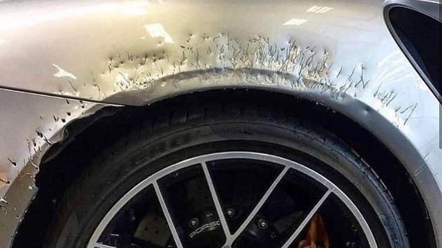 Chủ xe Porsche 911 Turbo S kêu trời vì siêu xe trăm ngàn đô thành đồ chơi cho chó cưng
