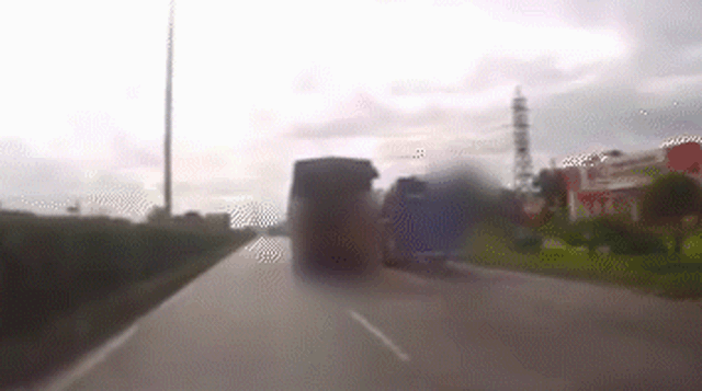 Clip: Màn rượt đuổi kịch tính giữa xe tải 'ngông ngênh' và xe buýt 'liều mạng'