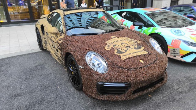 Dân chơi nghiện caffeine bọc Porsche 911 Turbo S bằng hạt cà phê