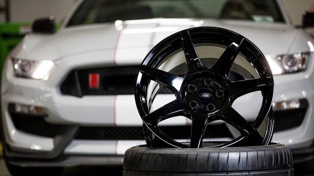 Hóa ra đây là cách chế tạo la zăng bằng sợi carbon trên siêu xe Ferrari