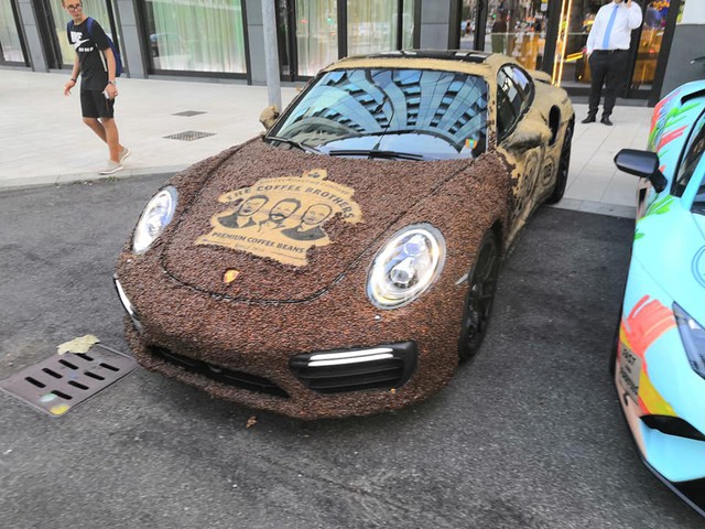 Dân chơi nghiện caffeine bọc Porsche 911 Turbo S bằng hạt cà phê - Ảnh 1. Dân chơi nghiện caffeine bọc Porsche 911 Turbo S bằng hạt cà phê - Ảnh 1.