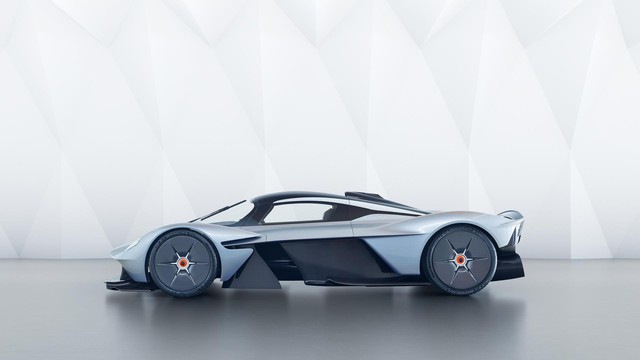 Siêu xe Aston Martin Valkyrie chưa sản xuất xong đã có người rao bán lại - Ảnh 2.
