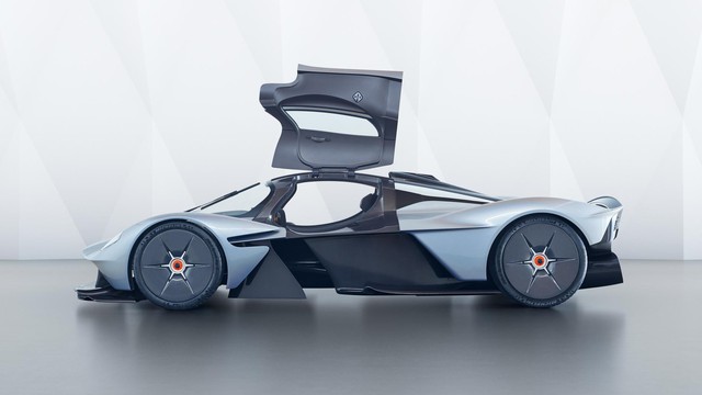 Siêu xe Aston Martin Valkyrie chưa sản xuất xong đã có người rao bán lại