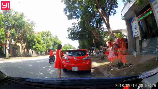 Clip: Thi nhau dùng ngôn ngữ cơ thể, 2 người phụ nữ loay hoay mãi không đỗ nổi chiếc xe