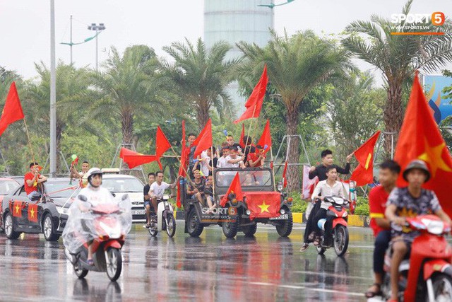  Người hâm mộ huy động cả xe kéo để chào đón Đoàn thể thao Việt Nam về nước - Ảnh 3.