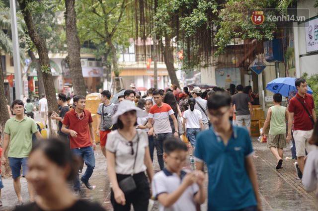 Ảnh: Người dân Hà Nội tấp nập đổ về phố đi bộ vui chơi dịp nghỉ lễ Quốc khánh 2/9 bất chấp trời mưa - Ảnh 15.