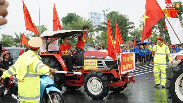  Người hâm mộ huy động cả xe kéo để chào đón Đoàn thể thao Việt Nam về nước - Ảnh 7.