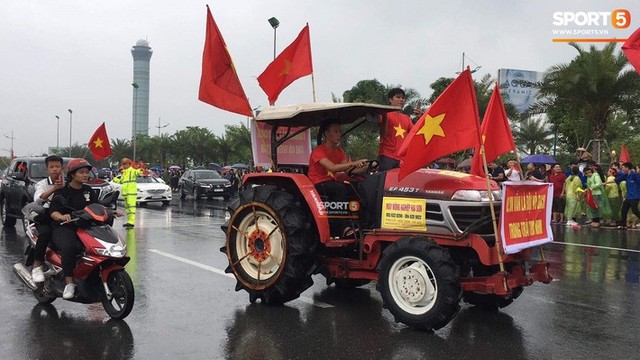  Người hâm mộ huy động cả xe kéo để chào đón Đoàn thể thao Việt Nam về nước - Ảnh 8.