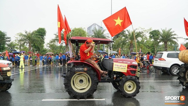  Người hâm mộ huy động cả xe kéo để chào đón Đoàn thể thao Việt Nam về nước - Ảnh 9.