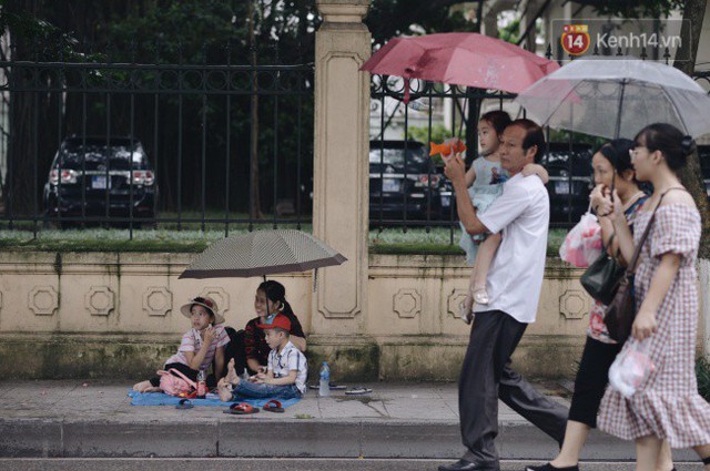 Ảnh: Người dân Hà Nội tấp nập đổ về phố đi bộ vui chơi dịp nghỉ lễ Quốc khánh 2/9 bất chấp trời mưa - Ảnh 9.