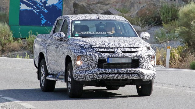 Đến cả Mitsubishi Triton giờ cũng bố trí đèn như Hyundai Kona, Santa Fe