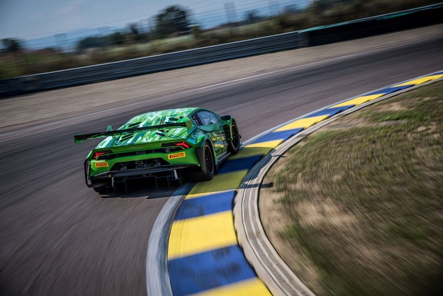 Lamborghini Huracan GT3 Evo - Khi sư tử mọc thêm cánh - Ảnh 9.