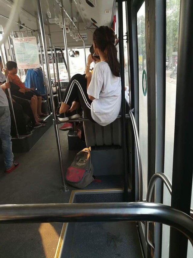 Hành động dị thường của cô gái trên xe buýt khiến dân mạng rào rào phản ứng - Ảnh 1.