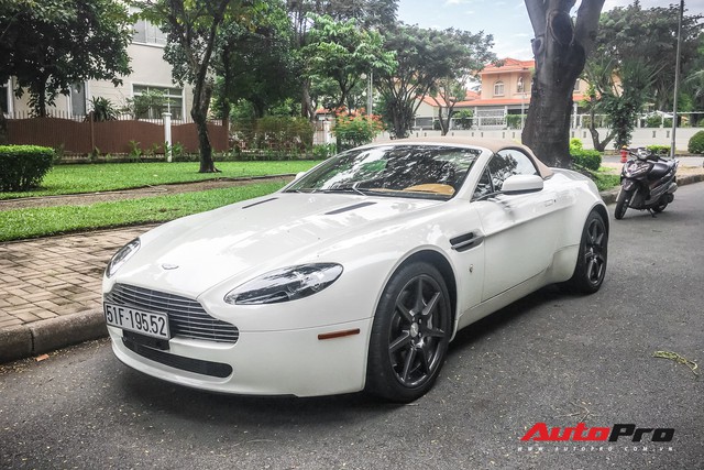 Hàng hiếm Aston Martin Vantage Roadster đầu tiên tại Việt Nam vẫn lộng lẫy trên phố Sài Gòn - Ảnh 1.