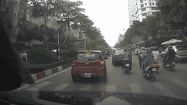 Clip: Liên tục bị ép dừng đột ngột, tài xế quyết tâm dằn mặt xe con 'đỏng đảnh'