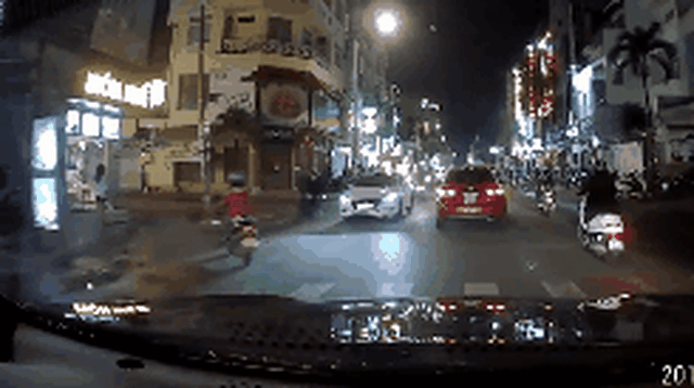 Clip: Đột ngột ngã trước bánh ô tô, cặp đôi may mắn thoát chết