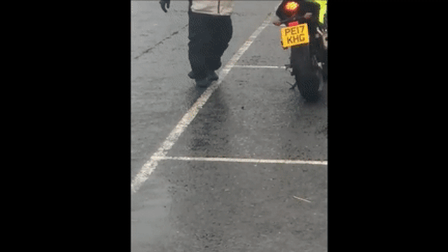 Biker chân ngắn vật lộn với mô tô phân khối lớn