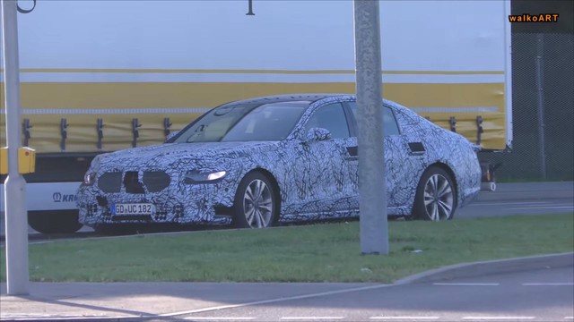Mercedes-Benz S-Class 2020 lộ diện: Màn hình giải trí khổng lồ, tay nắm cửa biến mất? - Ảnh 1. Mercedes-Benz S-Class 2020 lộ diện: Màn hình giải trí khổng lồ, tay nắm cửa biến mất? - Ảnh 1.