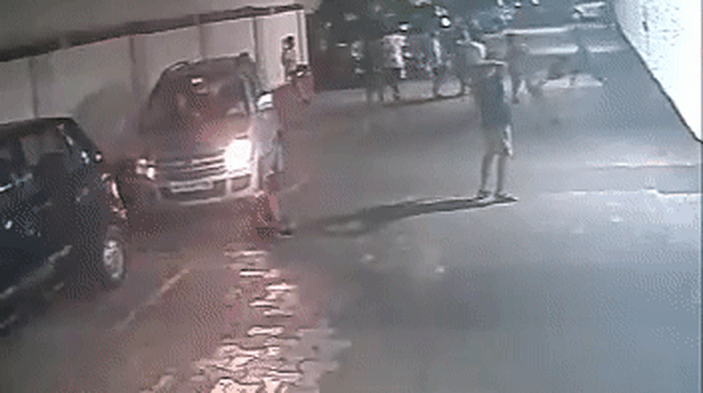 Bị chèn qua người, bé trai vẫn đứng dậy ngay sau tai nạn nghiêm trọng