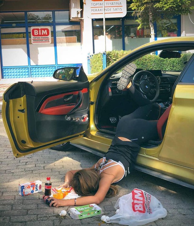 Ngã sấp mặt cùng siêu xe: Hot trend mới của hội con nhà giàu thế giới - Ảnh 18. Ngã sấp mặt cùng siêu xe: Hot trend mới của hội con nhà giàu thế giới - Ảnh 18.